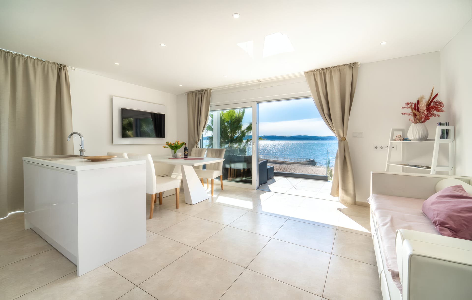 Helles Wohnzimmer mit Meerblick – Ferienwohnung Bibinje Zadar